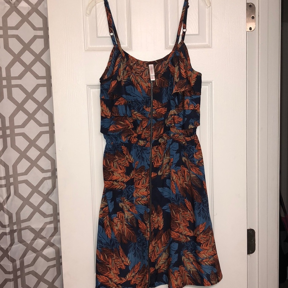 Ruffled feather patterned dress with zipper